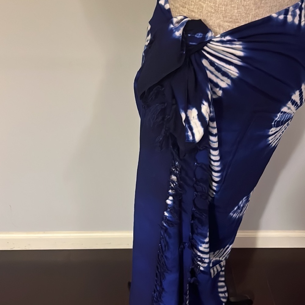 Tie Dye Sarong.  Blue and white with fringe on sides. - Picture 3 of 5